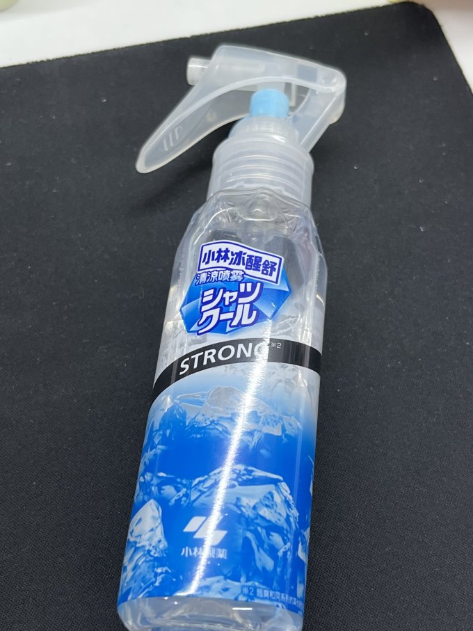 这个时候就非常推荐小林制药的清凉喷雾. 对准衣物,轻轻一喷.