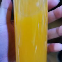 鲜榨芒果汁。