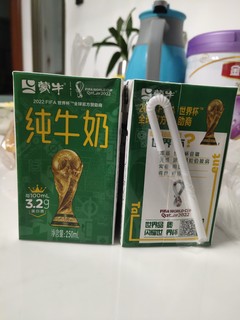 世界杯主题牛奶，营养好喝设计感十足