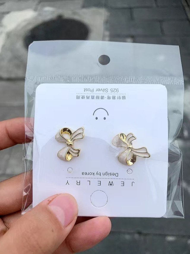 粉色蝴蝶结的耳环真的好好看