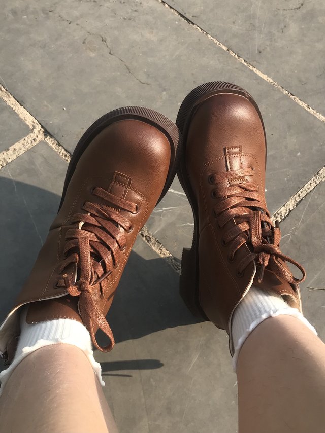 棕色的小短靴也太温柔太好看了吧！