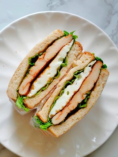 今天是元气满满的奥尔良鸡排三明治！