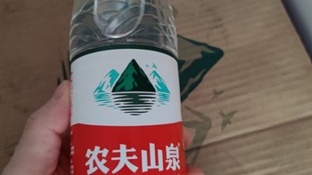 农夫山泉饮用天然水瓶装。