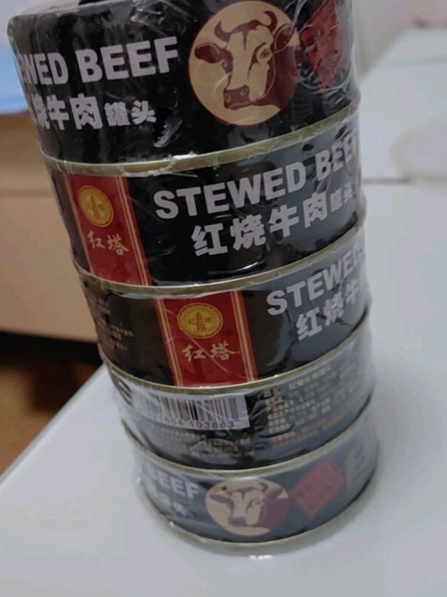 大块牛肉在里面的红烧牛肉罐头