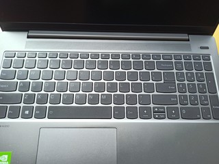 ​全键盘的笔记本电脑用起来就是舒服。