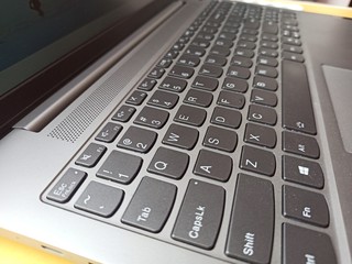 ​全键盘的笔记本电脑用起来就是舒服。
