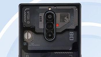 红魔 8 Pro 证件照：透明后壳，骁龙 8 Gen2清晰可见
