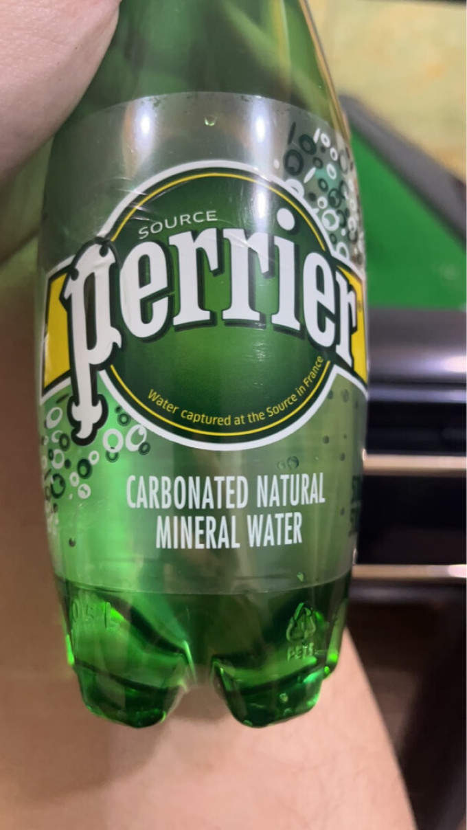 巴黎水起泡饮用水