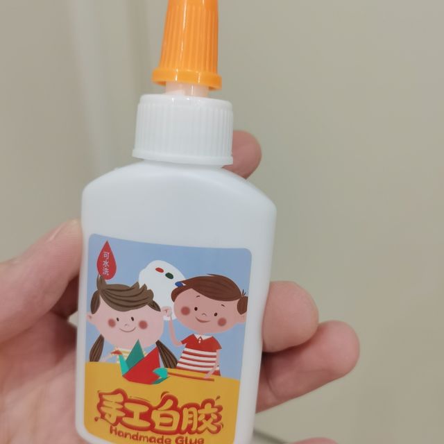 小巧的乳白胶宝宝用起来