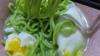营养晚餐绿色菠菜面配荷包蛋