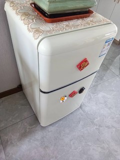我买了一个复古款的小冰箱，超级好看