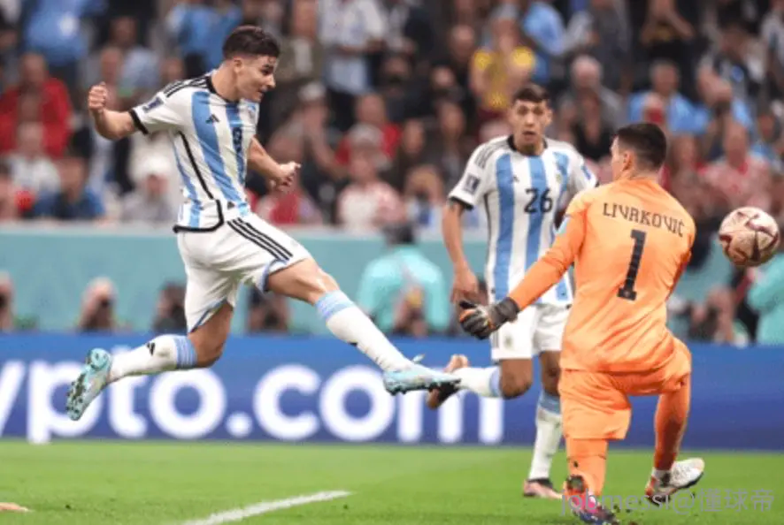 阿根廷挺进决赛，阿尔瓦雷斯梅开二度，梅西点射破门成为世界杯、阿根廷队史射手王！
