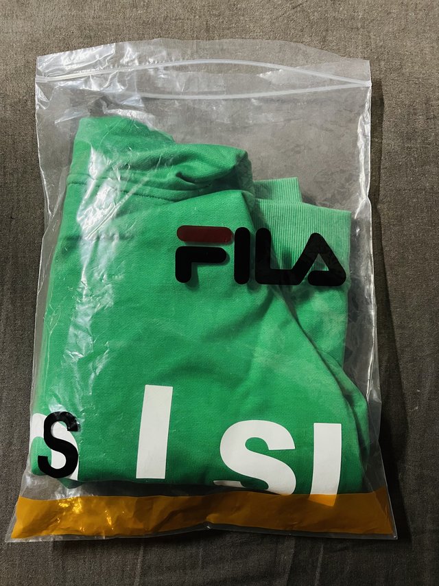 捡漏，买了一件斐乐的连帽卫衣～