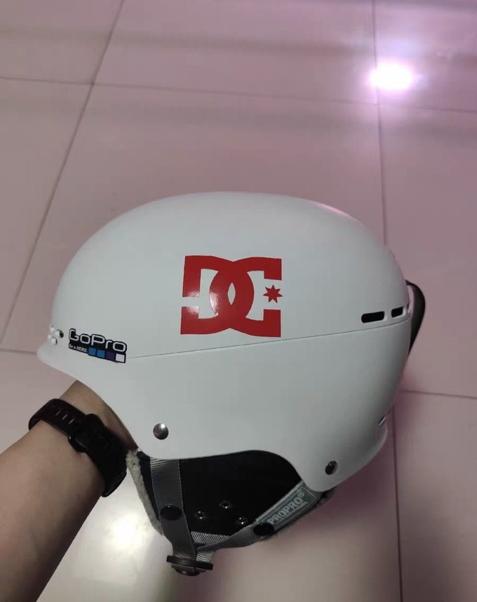 迪卡侬滑雪头盔