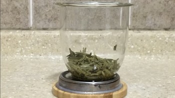 绿意盎然的竹叶青茶饮