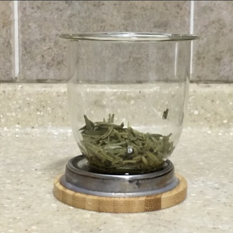 绿意盎然的竹叶青茶饮