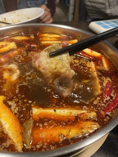 这简直是广东人友好型的川味牛油锅底！