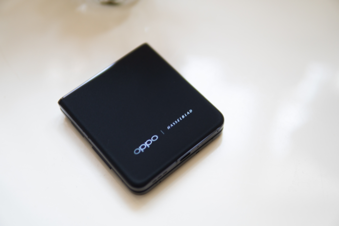 如果你想得到一个新鲜不同的手机体验,以当前的技术和设计来说,折叠屏