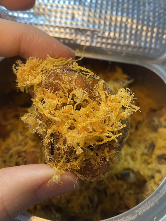 香喷喷的肉松麻花口感酥脆