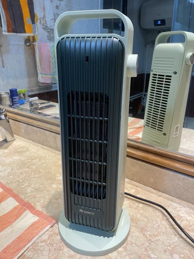 09:53:50 格力暖风机取暖器小型办公室神器 真的很小巧,方便移动制热