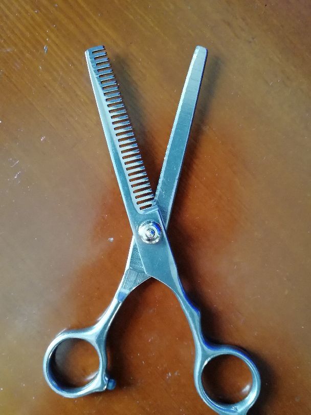 剪发用的牙剪 在家当理发师