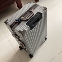 巨能装的大号行李箱，高级银色系列