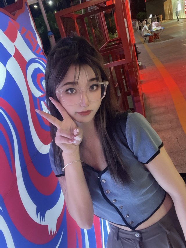 出门被人追着要链接的方框眼镜