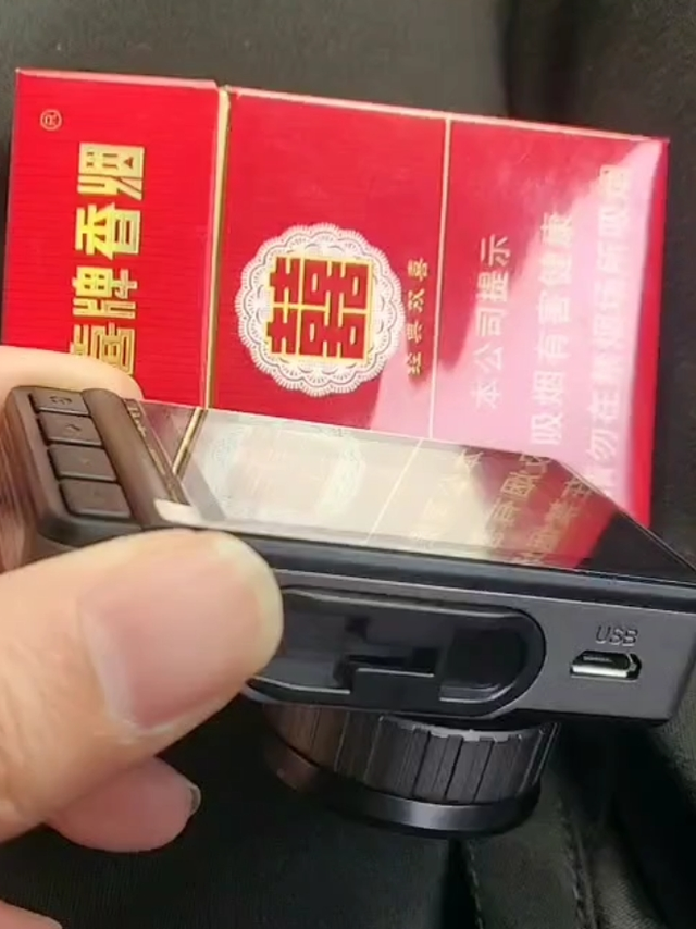买了个比烟盒还要小行车记录仪