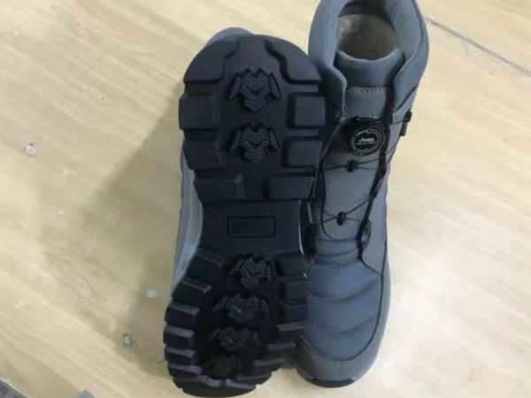 雪地靴 加绒加厚御寒哦
