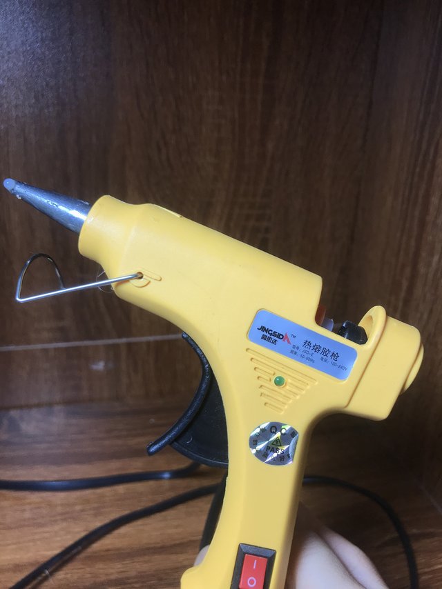 这个胶枪用来做手工真的蛮方便的耶