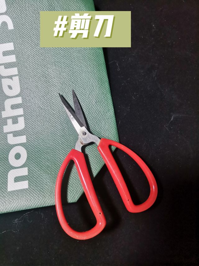 家里常备常见的大红剪刀