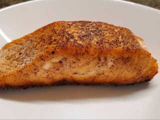 这款三文鱼品质很好，煎制吃很香。