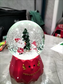 双旦的圣诞礼物水晶球