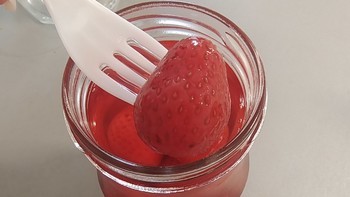 吃货的时间到啦！ 篇一百四十一：QQ弹弹有嚼劲的草莓罐头，吃完心情都变好了～