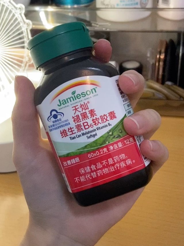 压力大？晚上睡不着？一颗褪黑素就解决了