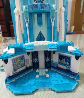 一座精美壮观的冰雪奇缘大城堡就快完成了