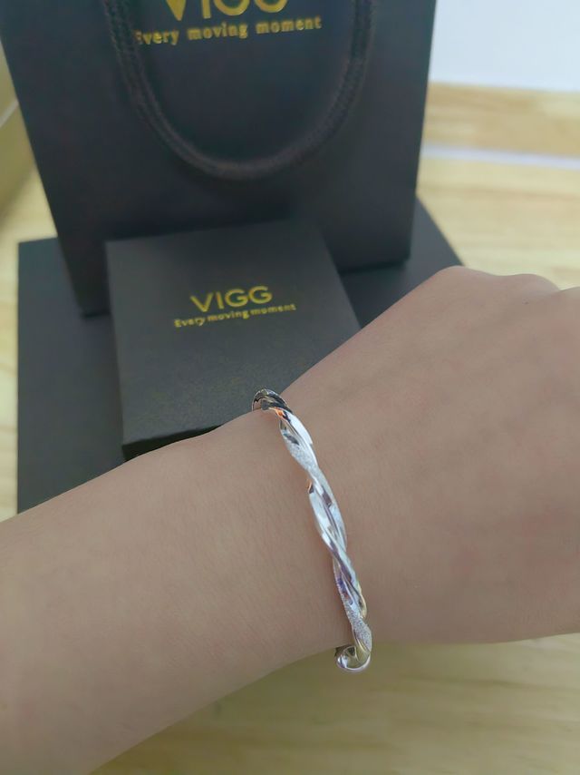 听说每个女孩左手都有个银手镯🙌