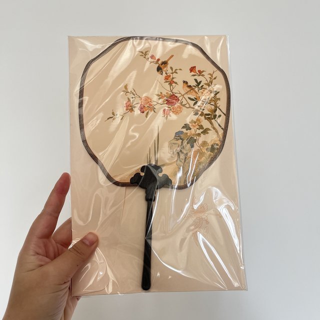 打开书柜看到了刚入汉服圈的扇子