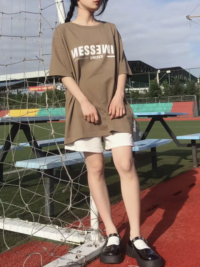 很难想象吧？潮酷的短袖被可爱美女穿上