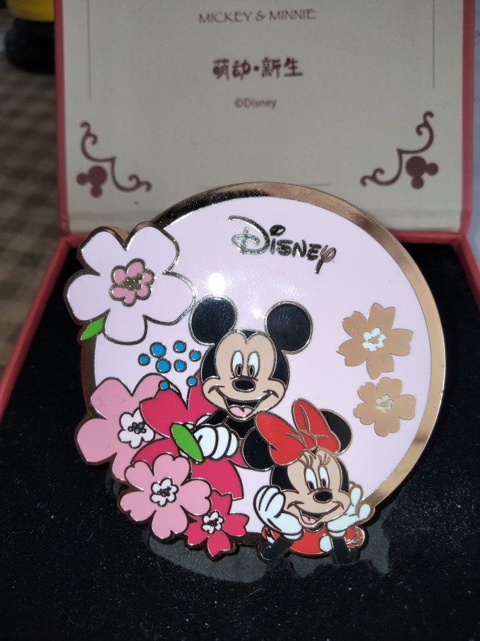 迪士尼节庆礼品怎么样 米奇和米老鼠的米奇妙妙屋徽章!_什么值得买
