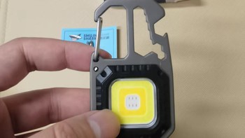 多功能钥匙扣，可以用来当小灯。