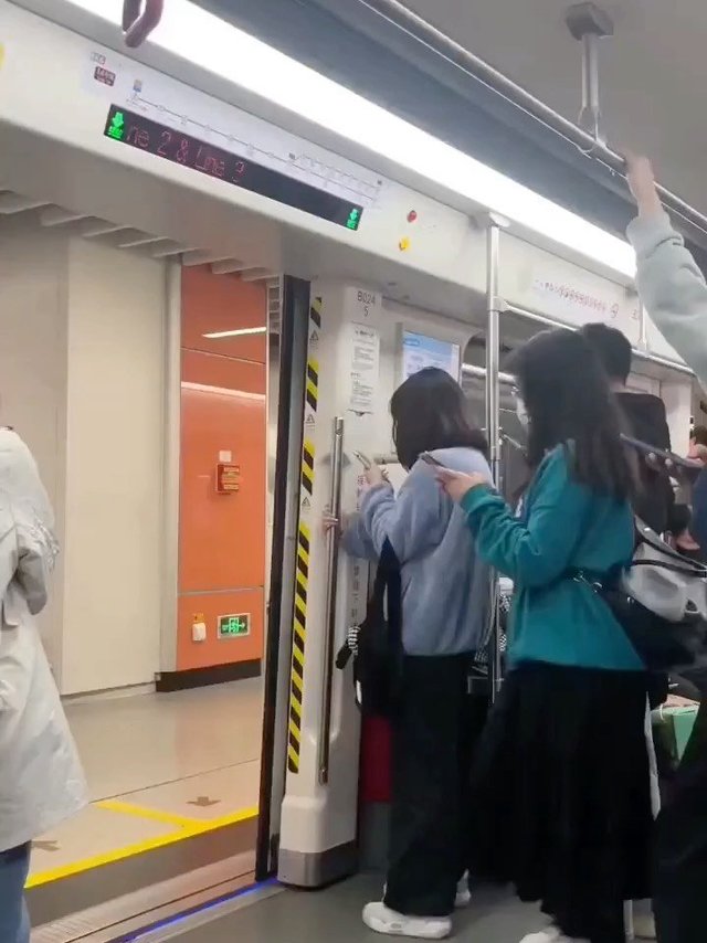 现在坐个地铁，满屏幕加好友的！烦死