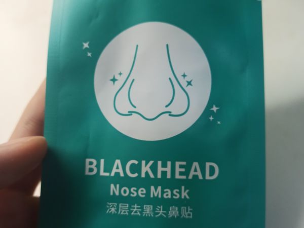 撕拉式黑头贴容易成草莓鼻