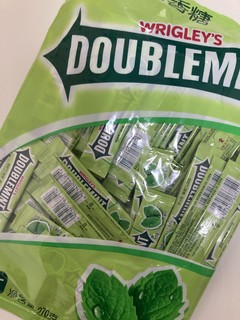 超级划算的绿箭口香糖。