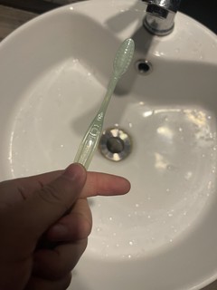 水晶牙刷刷的干净用的放心