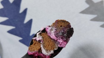 草莓和蓝莓口味结合的小蛋糕