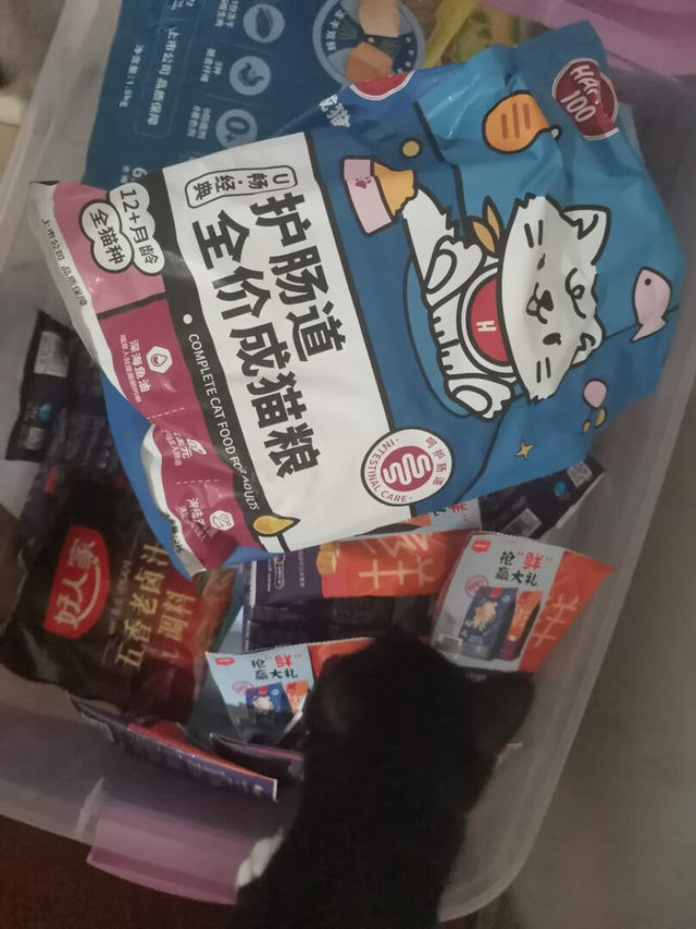 给我们家主子吃了很多顽皮的猫粮啦，趁着活