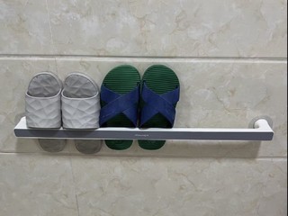 浴室里很实用的晾拖鞋的架子