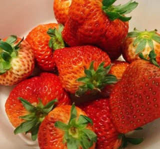 丹东草莓果然名不虚传，单个草莓和鸡蛋一样