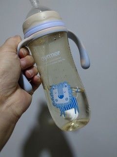 没有一个小奶娃能逃过奶瓶🍼的诱惑！